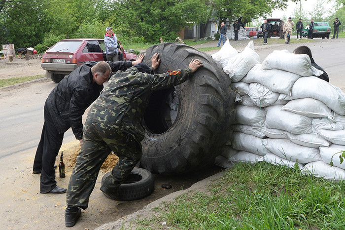 Силы самообороны Славянска на&nbsp;одном из&nbsp;блокпостов при&nbsp;въезде в&nbsp;Славянск готовятся к&nbsp;штурму города украинскими войсками