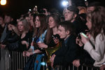 Выпускники школ наблюдают за выступлением артистов в Центральном парке культуры и отдыха имени Горького в Москве