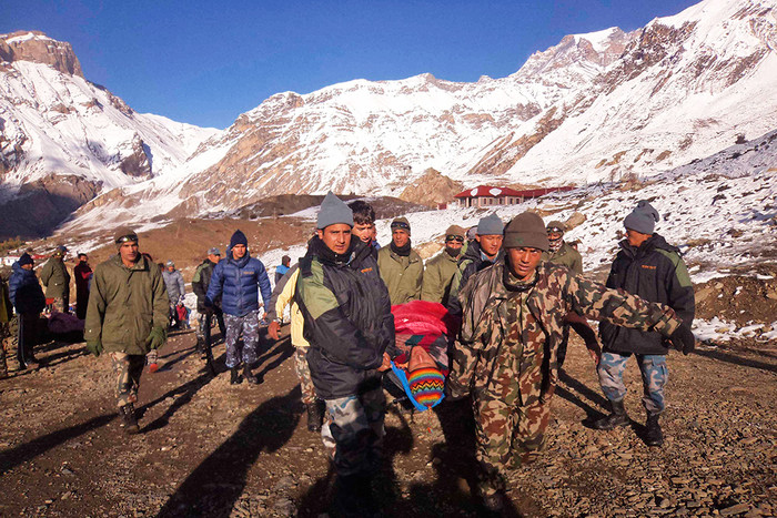 Спасатели в Непале ищут около 85 туристов после схода лавины в Гималаях