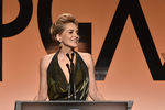 Шерон Стоун произносит речь на церемонии вручения 26-й премии Гильдии продюсеров США