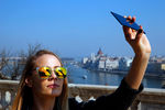 Девушка наблюдает солнечное затмение в Будапеште