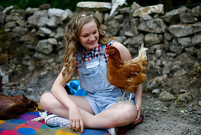 Девушка со своей курицей в&nbsp;ожидании начала соревнований