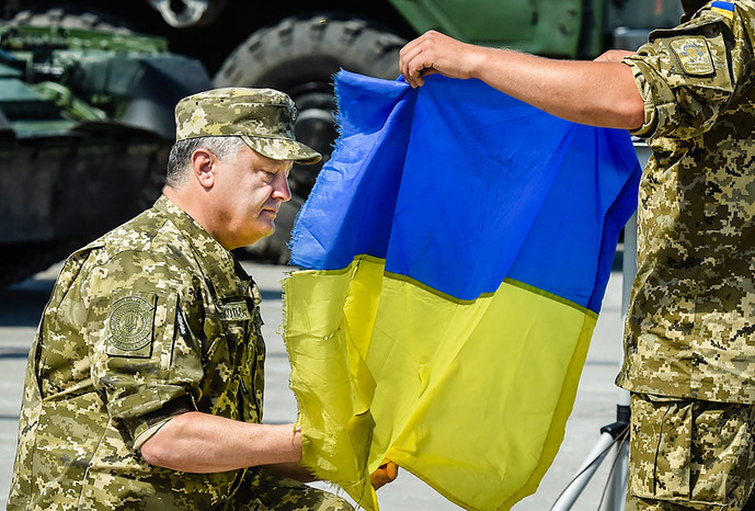 Президент Украины Петр Порошенко во время церемонии передачи оружия и военной техники ВСУ на&nbsp;авиабазе в&nbsp;Чугуеве