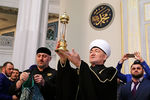 Адам Делимханов (слева) и Равиль Гайнутдин во время церемонии передачи волоса пророка Мухаммеда, подаренного главой Чечни Рамзаном Кадыровым Соборной мечети