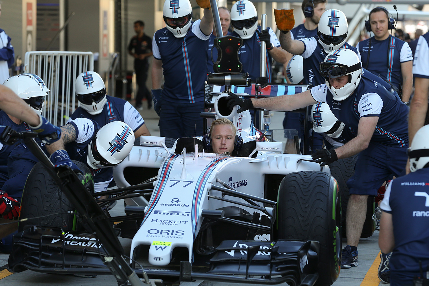 Работа механиков команды Williams перед началом российского этапа чемпионата мира по кольцевым автогонкам в классе «Формула-1»