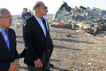 Премьер-министр Египта Исмаил Шариф и министр туризма Хишам Заазу на месте крушения самолета А-321 авиакомпании «Когалымавиа» в центральной части Синайского полуострова

