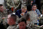 Президент США Дональд Трамп во время ужина с военнослужащими на авиабазе Баграм в Афганистане, 28 ноября 2019 года