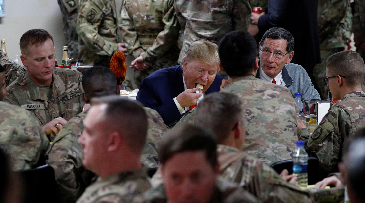 Президент США Дональд Трамп во время ужина с военнослужащими на авиабазе Баграм в Афганистане, 28 ноября 2019 года