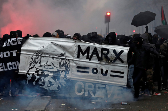 Участники акции протеста в Париже против пенсионной реформы, 5 декабря 2019 года