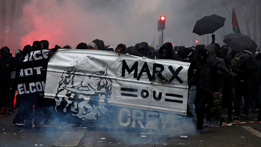 Участники акции протеста в&nbsp;Париже против пенсионной реформы, 5 декабря 2019 года