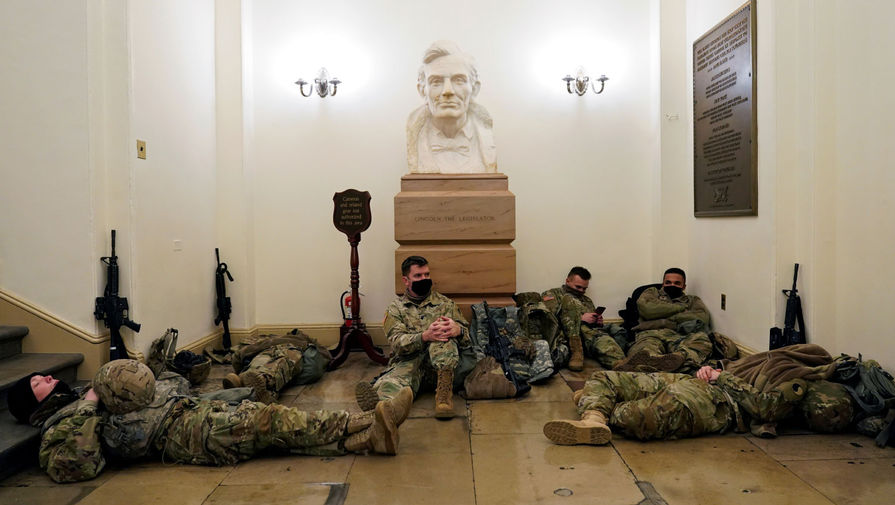 Солдаты нацгвардии в здании Капитолия, 13 января 2021 года