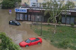 Автомобили на затопленной улице в Керчи, 17 июня 2021 года