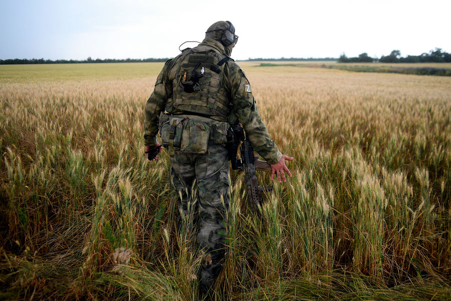 Военнослужащий РФ на пшеничном поле в Мелитопольском районе Запорожской области, 14 июня 2022 года