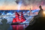 Бриг «Россия» на реке Неве во время праздника «Алые паруса» в Санкт-Петербурге, 25 июня 2022 года