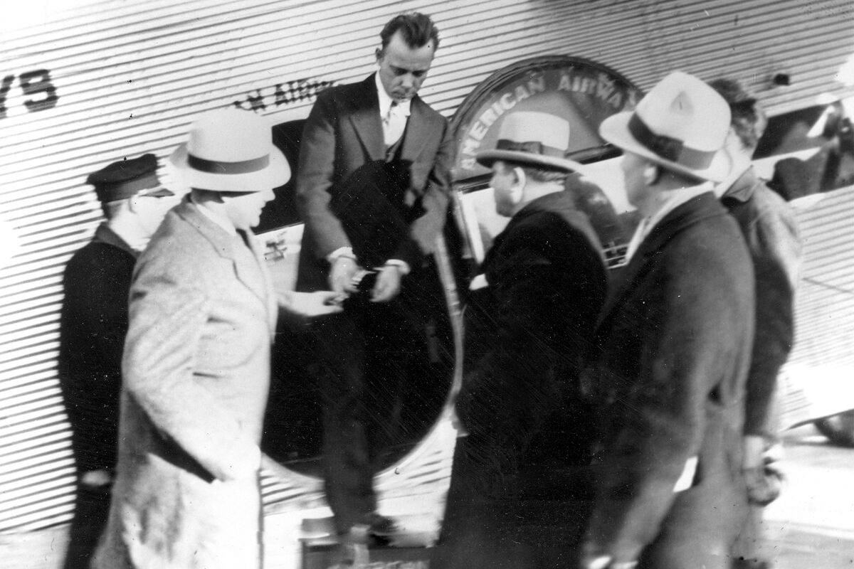 Арестованного Джона Диллинджера пересаживают в другой самолет чтобы направить в тюрьму Индианы, Краун-Пойнт, 1934 год