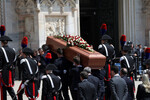 Гроб с телом Сильвио Берлускони заносят в Миланский собор, 14 июня 2023 года