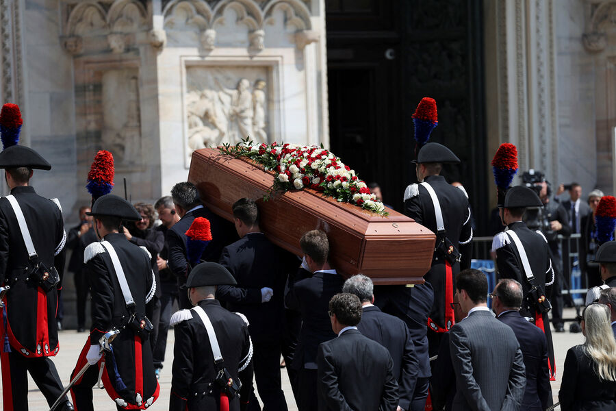 Гроб с&nbsp;телом Сильвио Берлускони заносят в&nbsp;Миланский собор, 14&nbsp;июня 2023&nbsp;года