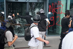 Протестующие разбивают витрины магазинов в Нантере, Франция, 29 июня 2023 года