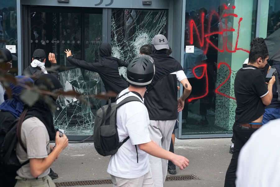 Протестующие разбивают витрины магазинов в&nbsp;Нантере, Франция, 29&nbsp;июня 2023&nbsp;года
