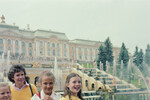 Американская школьница Саманта Смит, ленинградская школьница Наташа Каширина и мама Саманты Джейн Смит (слева направо) во время посещения Петергофа, 1983 год