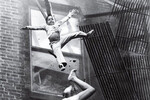 Станли Форман. «Пожарная лестница». 1975 год
<br><br>Момент обрушения пожарной лестницы при попытке спасения из горящего жилого дома на Мальборо-стрит в Бостоне