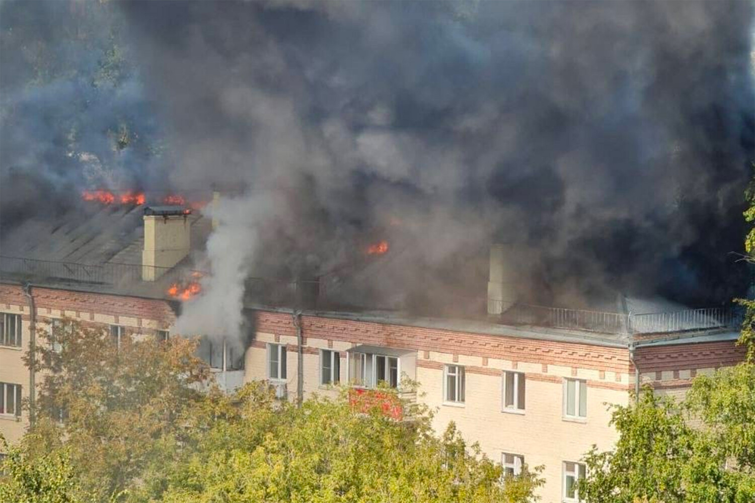 Открытый огонь на крыше пятиэтажки ликвидировали в Красногорске - Газета.Ru  | Новости