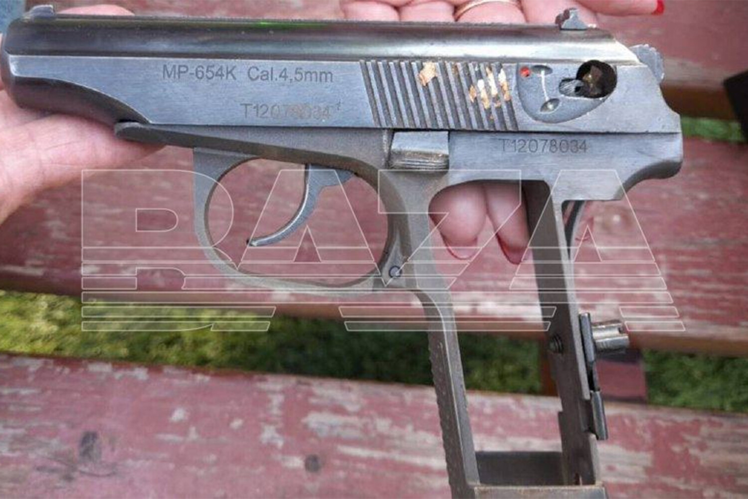 В Москве дети нашли настоящий пистолет Макарова на улице и начали с ним ...