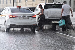 Люди во время ливня в Москве, 12 июля 2025 года