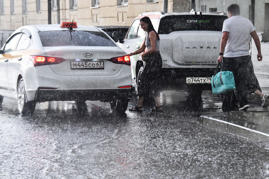 Люди во время ливня в&nbsp;Москве, 12&nbsp;июля 2025&nbsp;года