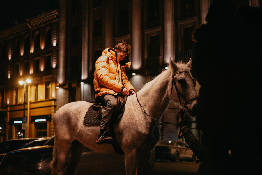 <b>«Нам покер» — 1 сезон, реж. Рустам Ильясов</b>
<br><br>
<b>Где и когда смотреть:</b> на Wink — с 5 ноября
<br><br>
Криминальная комедия Рустама Ильясова («Трудные подростки») про трех студентов (Артем Кошман, Тимофей Елецкий, Улан Адамбаев), которые пытаются организовать свой подпольный карточный клуб. О первых впечатлениях от «Нам покер» мы писали с <a href="//www.gazeta.ru/culture/2025/06/22/21253550.shtml"><b>фестиваля «Пилот»</b></a>.