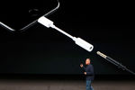 В комплекте с iPhone 7 пойдут наушники Apple с lightning-разъемом. Кроме того, покупатели бесплатно получат переходник на 3,5 мм для подключения любых других наушников