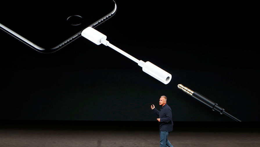 В&nbsp;комплекте с&nbsp;iPhone 7&nbsp;пойдут наушники Apple с&nbsp;lightning-разъемом. Кроме того, покупатели бесплатно получат переходник на&nbsp;3,5 мм для&nbsp;подключения любых других наушников