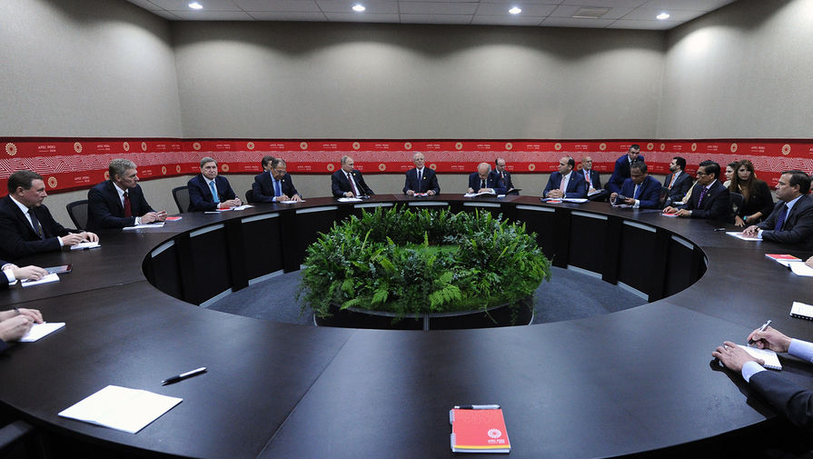 Президент РФ Владимир Путин и президент Перу Педро Пабло Кучински во время встречи на&nbsp;полях саммита АТЭС в&nbsp;Лиме