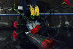 Цветы у посольства России в Киеве в память о погибших в результате теракта в метро Санкт-Петербурга