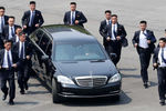 Ким Чен Ын покидает территорию Республики Корея на своем лимузине, 27 апреля 2018 года