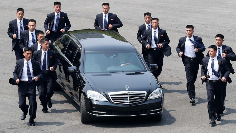 Ким Чен Ын покидает территорию Республики Корея на&nbsp;своем лимузине, 27 апреля 2018 года