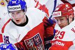 Игрок сборной Чехии Мартин Нечас и хоккеист сборной России Илья Каблуков