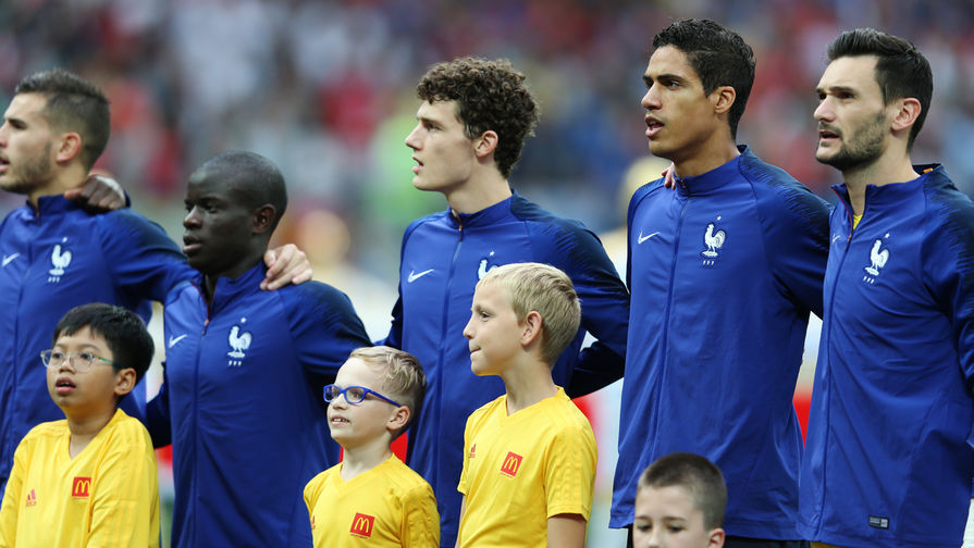 Игроки сборной Франции перед началом финального матча чемпионата мира по футболу между сборными Франции и Хорватии в Москве, 15 июля 2018 года
