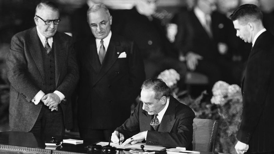 Во время подписания Североатлантического договора в Вашингтоне, 4 апреля 1949 года