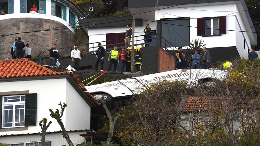 Экстренные службы на&nbsp;месте аварии с&nbsp;участием автобуса в&nbsp;муниципалитете Санта-Круш на&nbsp;португальском острове Мадейра, 17 апреля 2019 года
