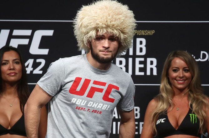 Чемпион UFC в легком весе Хабиб Нурмагомедо на официальной церемонии взвешивания накануне турнира UFC 242, 6 сентября 2019 года