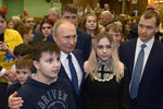 Президент России Владимир Путин общается с юными посетителями в парке «Остров мечты» в Москве, 27 февраля 2020 год