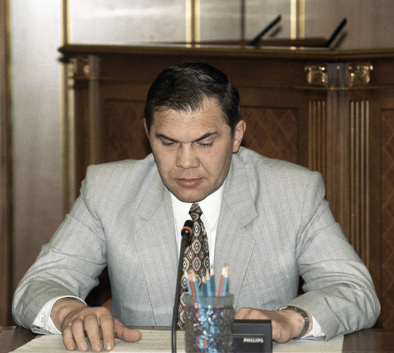 Секретарь Совета безопасности Александр Лебедь на совещании по урегулированию проблем в Чеченской Республике, 1996 год