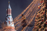 Украшение новогодней елки на Манежной площади в Москве, декабрь 2021 года