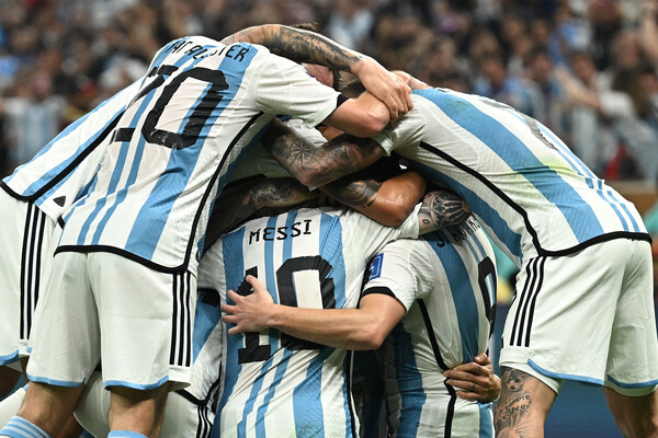 Аргентинцы празднуют второй забитый гол в&nbsp;ворота сборной Франции, 18&nbsp;декабря 2022&nbsp;года