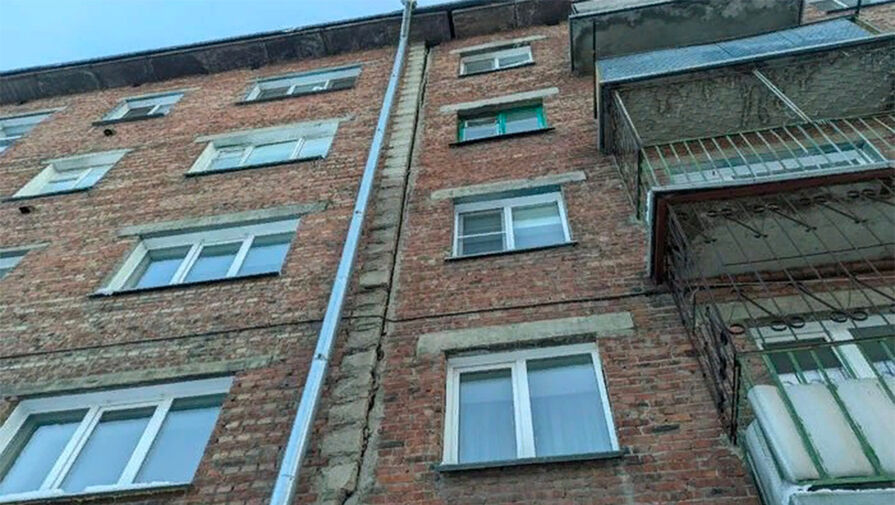 В Новосибирске жильцы пожаловались, что в их доме из-за мороза появилась большая трещина