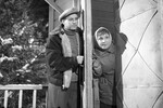 <b>«Девчата» (1961)</b>
<br><br>
Самый известный среди россиян фильм с участием Рыбникова — вероятно, благодаря химии, которая произошла на экране между его героем, бригадиром лесорубов Ильей Ковригиным, и партнершей Надеждой Румянцевой. Актриса исполнила роль Тоси Кислицыной. Впрочем, стоит ли излагать сюжет фильма, который видели все?
Забавно, что на самом деле Рыбников не выносил Румянцеву. Дело в том, что он хотел сниматься со своей женой Аллой Ларионовой, но для нее роли не нашлось. А Румянцеву он считал выскочкой и раздражался из-за того, что режиссер картины Юрий Чулюкин слишком много внимания уделял актрисе. 
