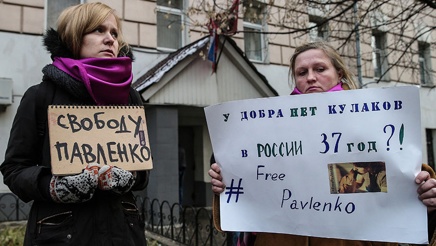 Участницы пикета в&nbsp;поддержку Виктории Павленко, признанной виновной в&nbsp;краже собаки-поводыря у&nbsp;инвалида по&nbsp;зрению Юлии Дьяковой, у&nbsp;Гагаринского суда