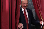 Президент Белоруссии Александр Лукашенко во время голосования на избирательном участке 506, который расположен в университете физкультуры (17 ноября 2019 года в Белоруссии состоялись парламентские выборы)
