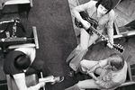В молодости Вячеслав Добрынин был большим фанатом The Beatles. «Чтобы быть похожим на «битлов», я отрастил волосы. Носил, как они, туфли на высоченных каблуках. Мы с ребятами объединялись в ансамбли, играли их песни», — рассказывал он. <b>На фото:</b> композитор Вячеслав Добрынин (в центре) играет на гитаре, 1985 год 